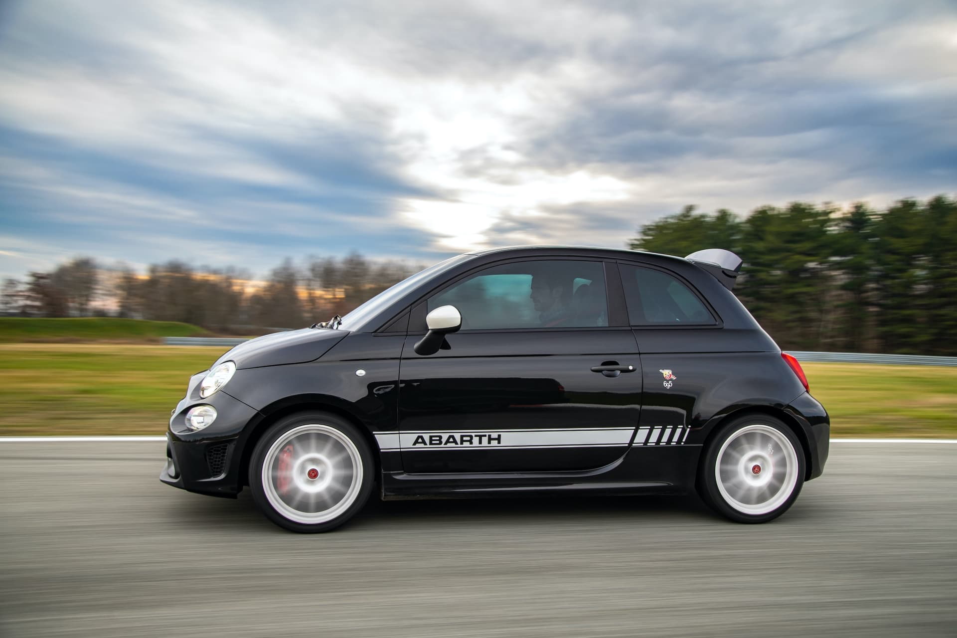 Vista dinámica lateral del Abarth 695, destacando su perfil deportivo.