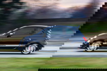 Vista dinámica lateral del Abarth 695 en movimiento.