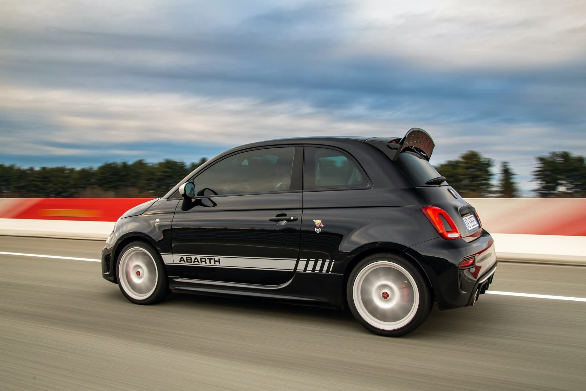 Vista dinámica lateral del Abarth 695, destacando su diseño deportivo.