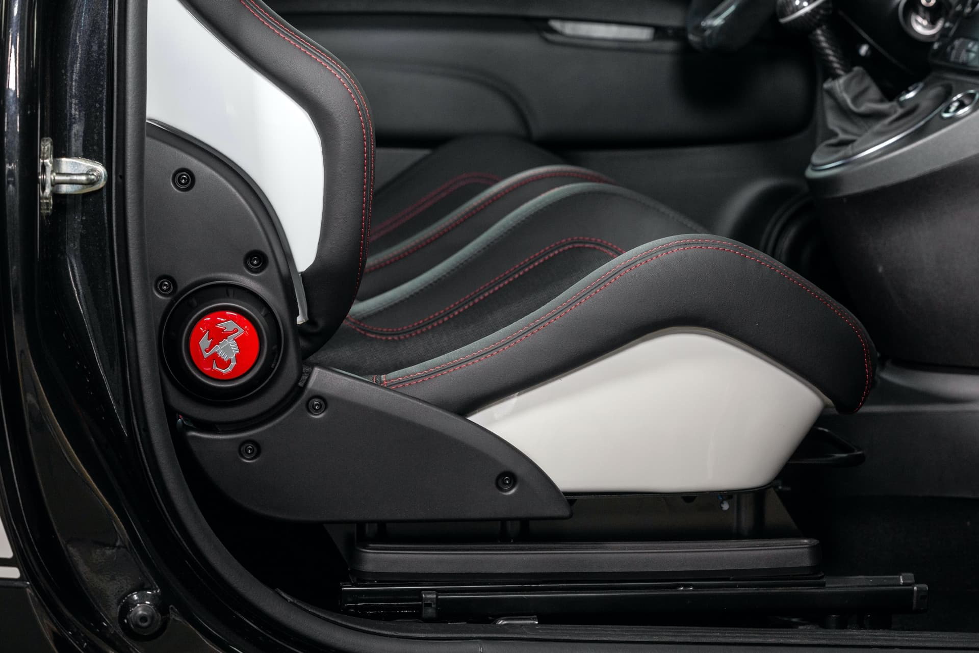 Vista del icónico asiento deportivo del Abarth 695 con emblema.