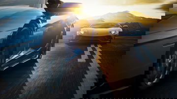 Duelo de Lamborghini Aventador al atardecer, destacando su diseño lateral.