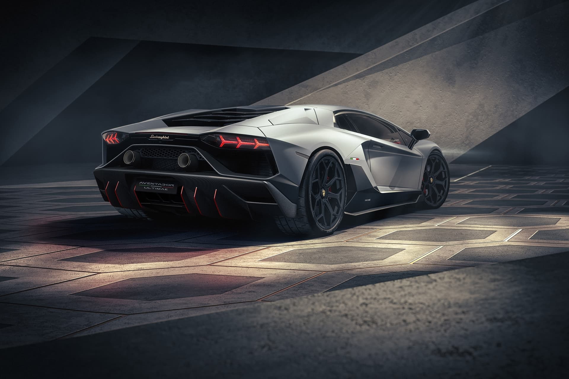 Vista trasera y lateral de un Lamborghini Aventador en pista, destacando su diseño aerodinámico.