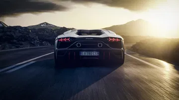 Vista trasera del Aventador mostrando su distintiva zaga.