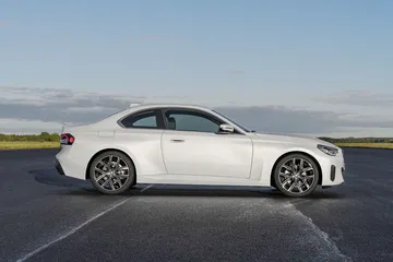 Vista lateral del BMW Serie 2 que muestra su diseño aerodinámico.
