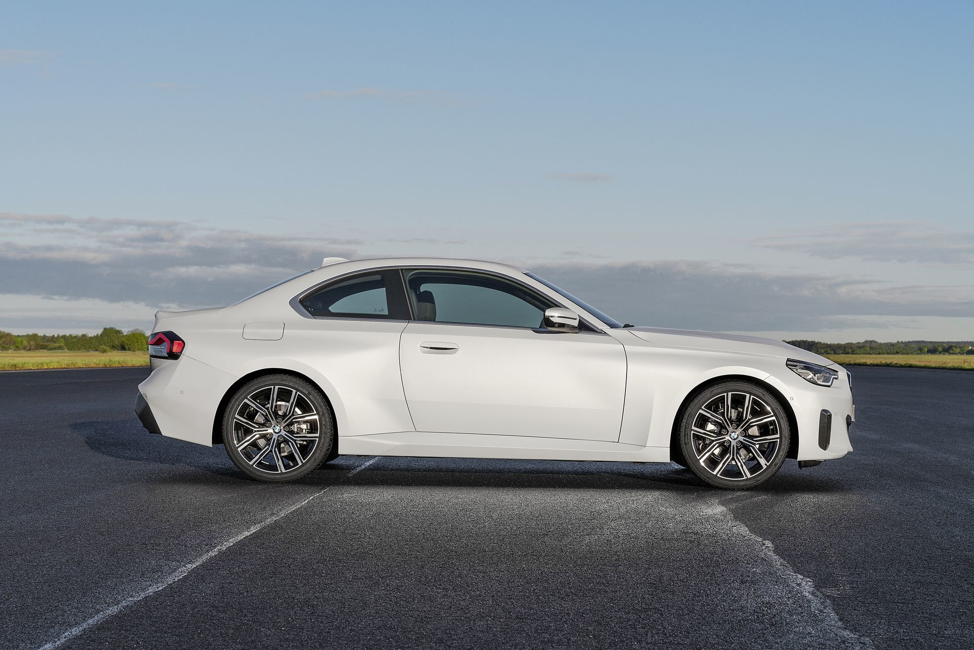 Vista lateral del BMW Serie 2 que muestra su diseño aerodinámico.
