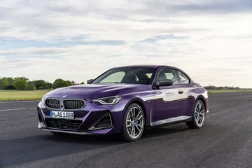 Vista dinámica del BMW Serie 2 enfatizando su silueta elegante y deportiva.