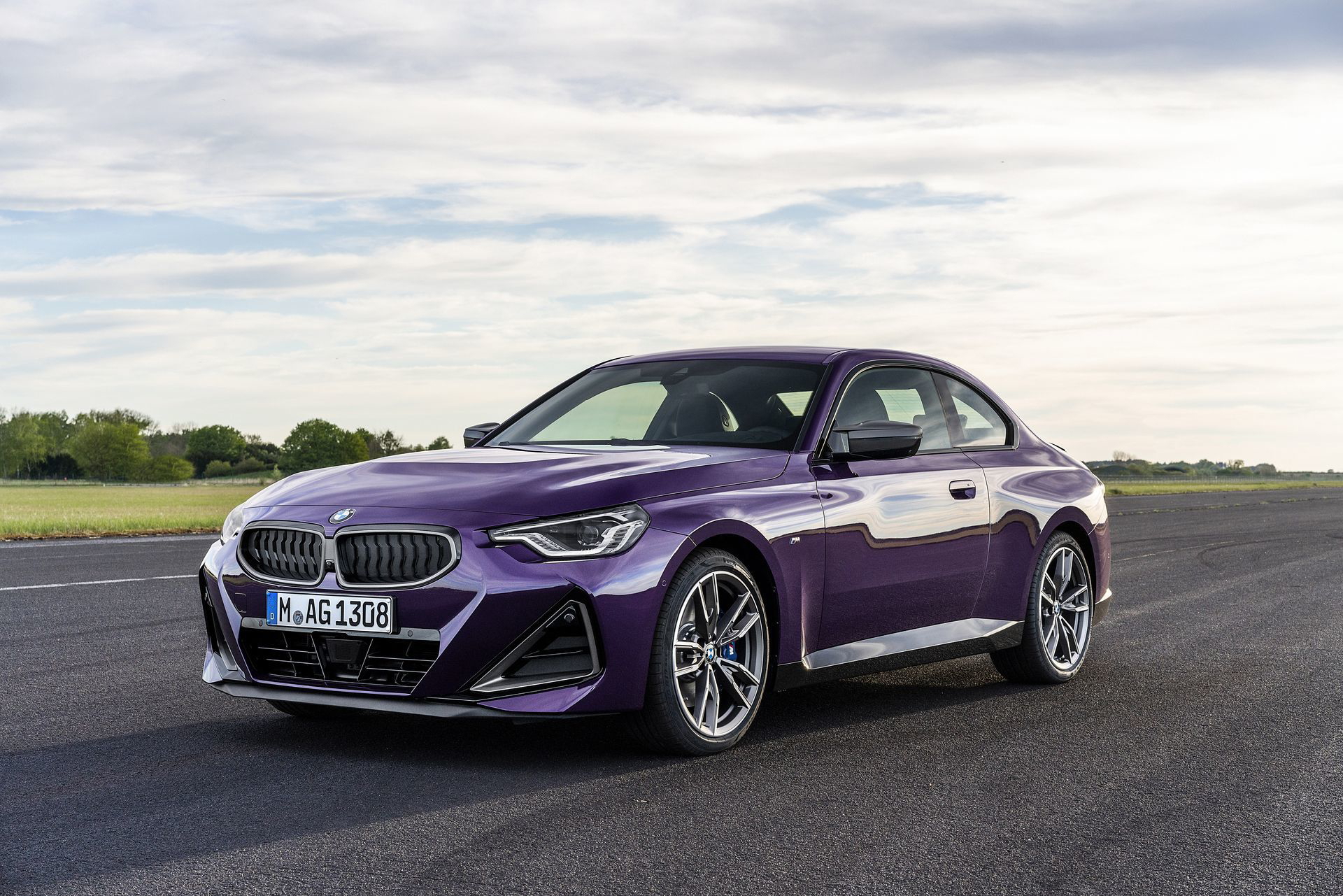 Vista dinámica del BMW Serie 2 enfatizando su silueta elegante y deportiva.