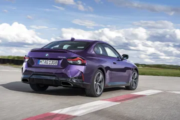 Vista trasera y lateral del BMW Serie 2 mostrando su dinámico diseño.