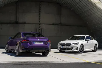 Dos modelos BMW Serie 2 vistos desde un ángulo lateral