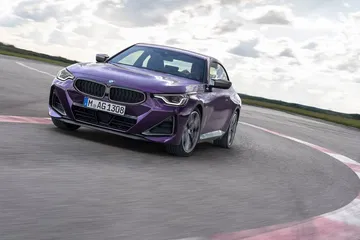 BMW Serie 2 mostrando su agilidad y diseño deportivo en curva
