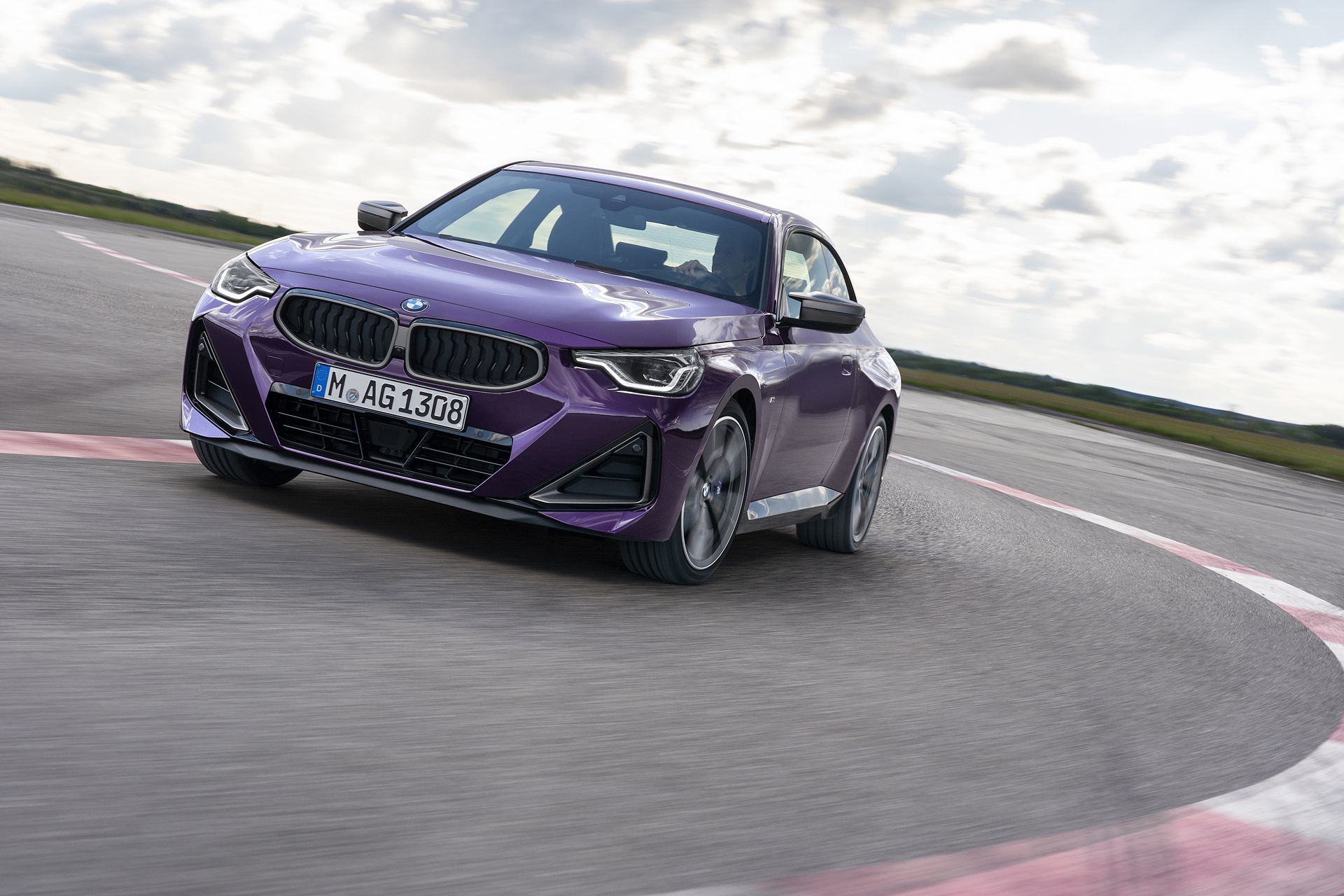 BMW Serie 2 mostrando su agilidad y diseño deportivo en curva