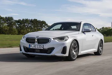 Vista dinámica del BMW Serie 2 destacando su frontal agresivo y líneas laterales.