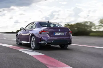 Vista dinámica del BMW Serie 2 en acción, destacando su línea lateral y frontal.