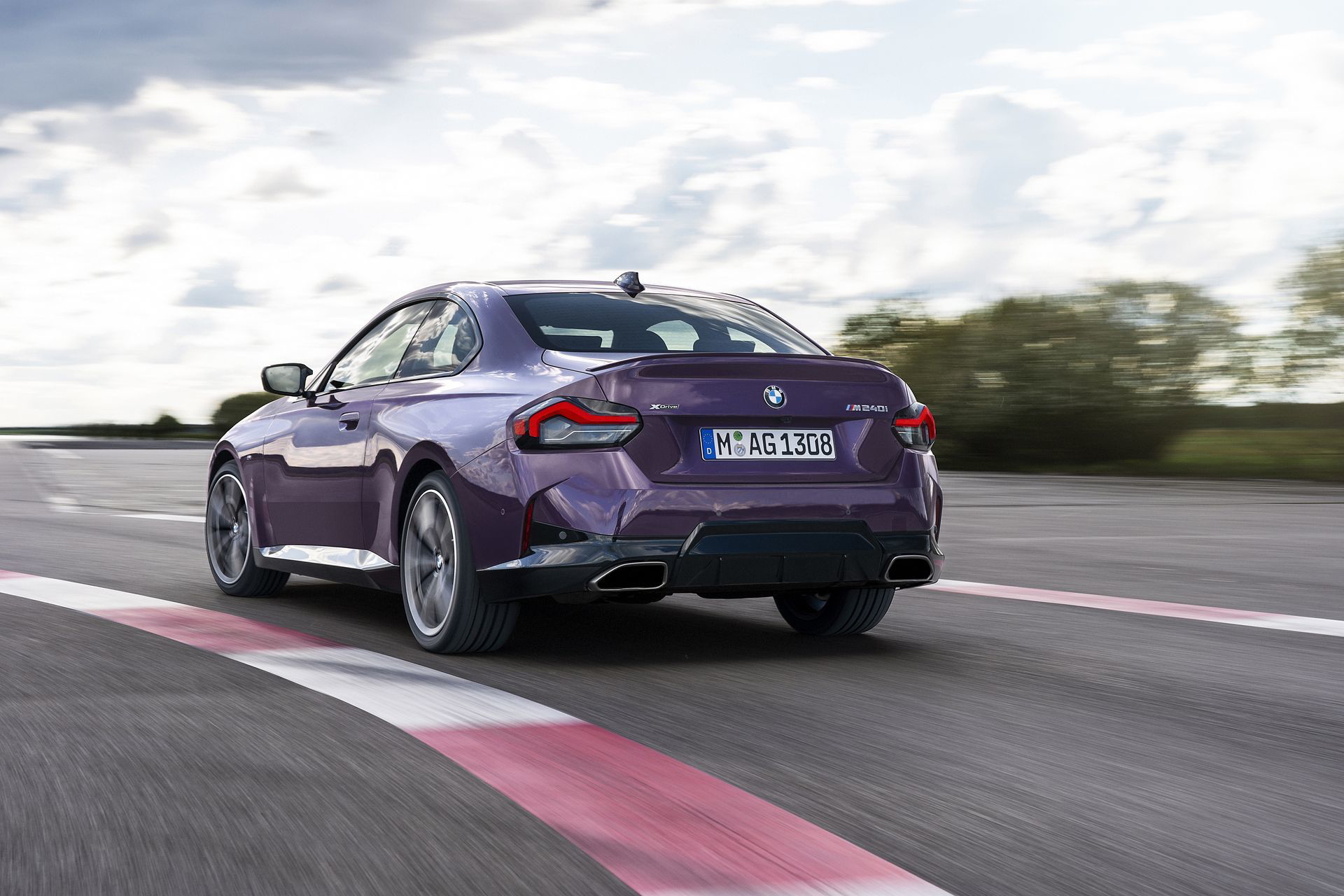 Vista dinámica del BMW Serie 2 en acción, destacando su línea lateral y frontal.