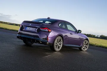 Vista dinámica de BMW Serie 2 destacando su diseño deportivo.