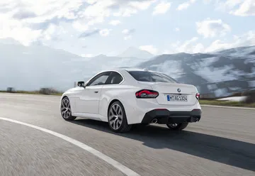 Perfil dinámico del BMW Serie 2 evidenciando su silueta coupé.