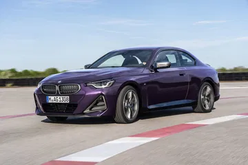 Vista del perfil delantero del BMW Serie 2, mostrando su diseño dinámico.