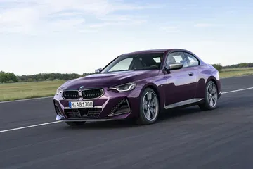 Vista lateral que muestra el diseño dinámico del BMW Serie 2.