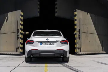 Vista trasera del BMW Serie 2 destacando su diseño deportivo y escapes.