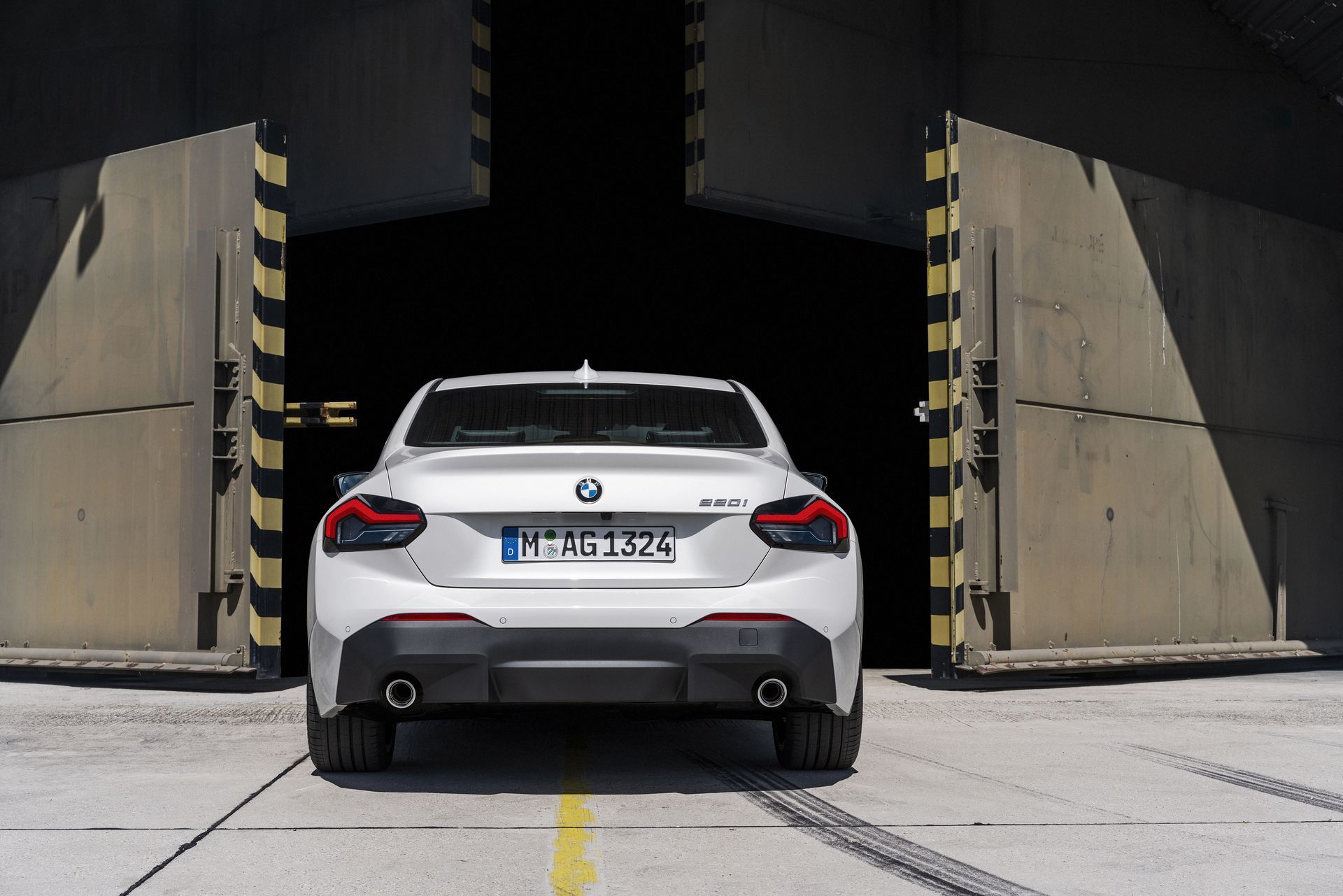 Vista trasera del BMW Serie 2 destacando su diseño deportivo y escapes.
