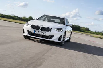Vista dinámica del BMW Serie 2 destacando su frontal y línea lateral.