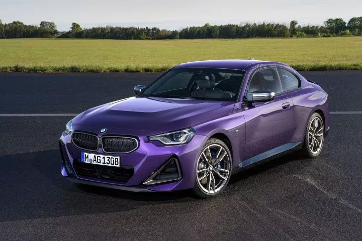BMW Serie 2 en tono azul con vista que muestra su diseño frontal y lateral.