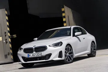 Vista dinámica BMW Serie 2 realzando su diseño frontal y lateral.