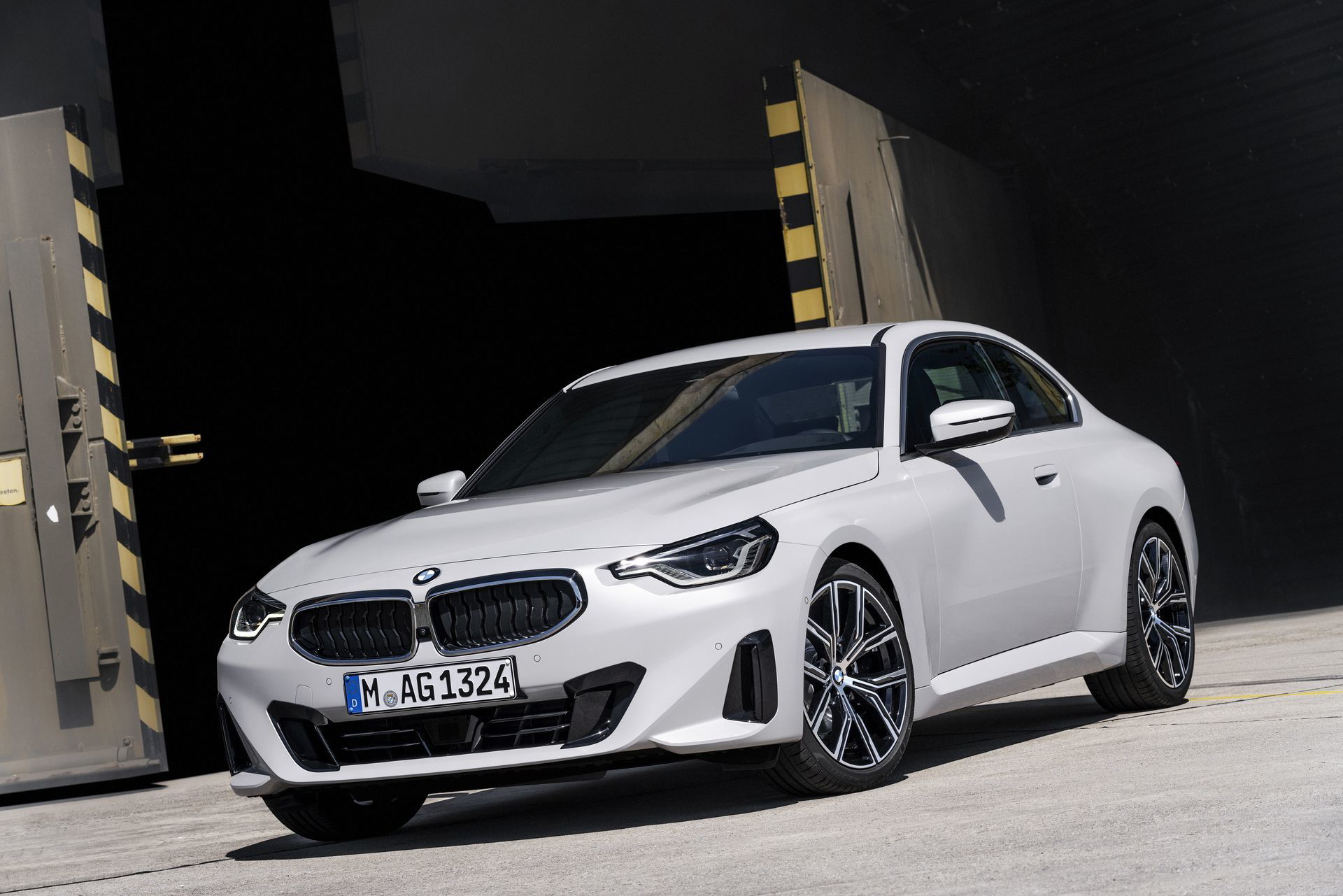 Vista dinámica BMW Serie 2 realzando su diseño frontal y lateral.