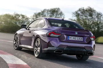 BMW Serie 2 en movimiento demostrando su diseño trasero y lateral.