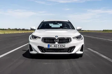 Frontal del BMW Serie 2 mostrando su agresiva parrilla y faros LED.