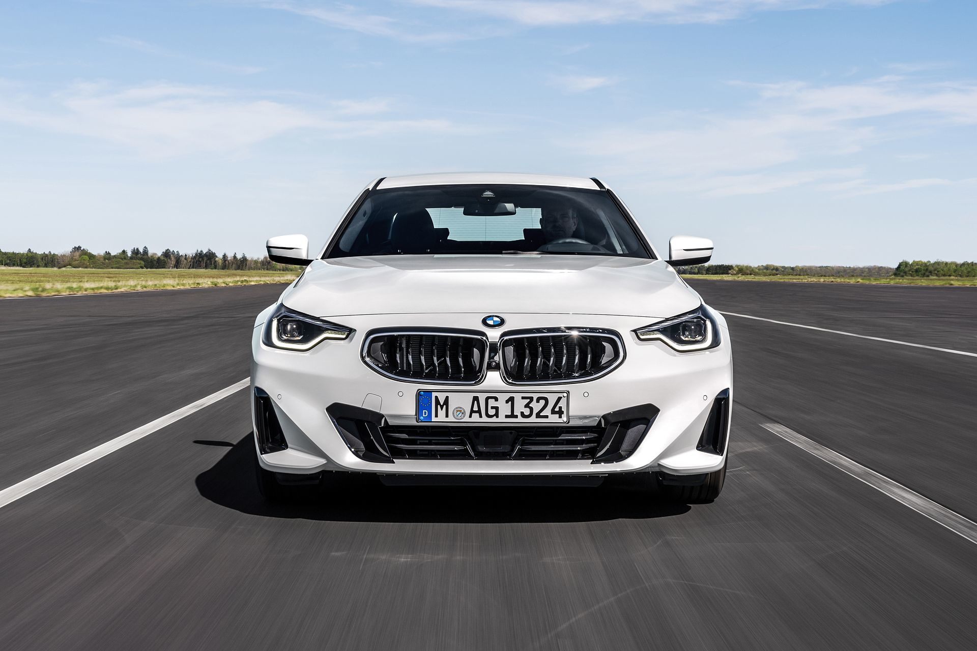 Frontal del BMW Serie 2 mostrando su agresiva parrilla y faros LED.