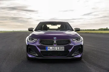 Vista frontal del BMW Serie 2 destacando su diseño agresivo y parrilla icónica.