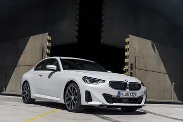 Vista lateral del BMW Serie 2 que muestra su diseño aerodinámico.