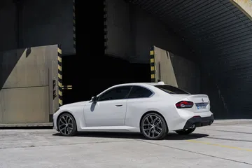 Vista lateral de un BMW Serie 2 subrayando su diseño dinámico y atlético.