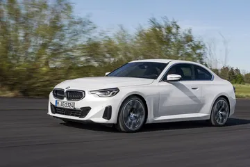 Vista lateral que muestra la elegante línea y diseño del BMW Serie 2.