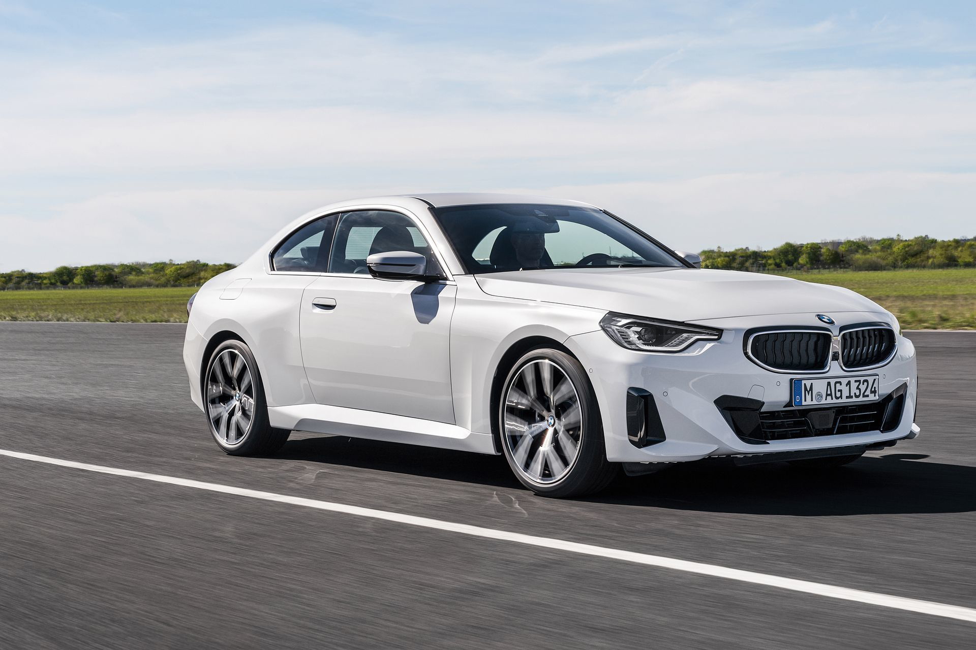 Vista lateral del BMW Serie 2 resaltando su línea dinámica y deportiva.