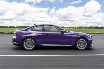 Vista lateral del BMW Serie 2 mostrando su línea deportiva y dinámica.