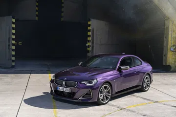 Vista lateral del BMW Serie 2, mostrando líneas deportivas y aerodinámicas.