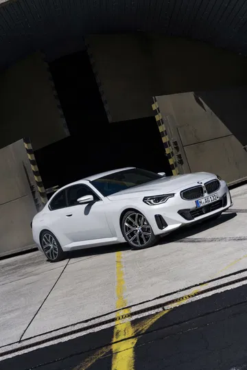Vista lateral del BMW Serie 2 enfatizando su diseño y dinamismo.
