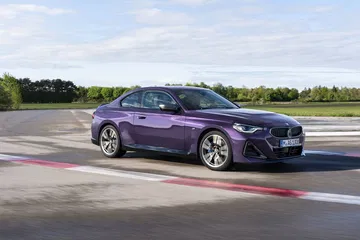 Vista lateral del BMW Serie 2 en movimiento mostrando su dinámica de diseño.