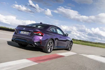 BMW Serie 2 captado en pleno dinamismo, realzando su silueta deportiva.