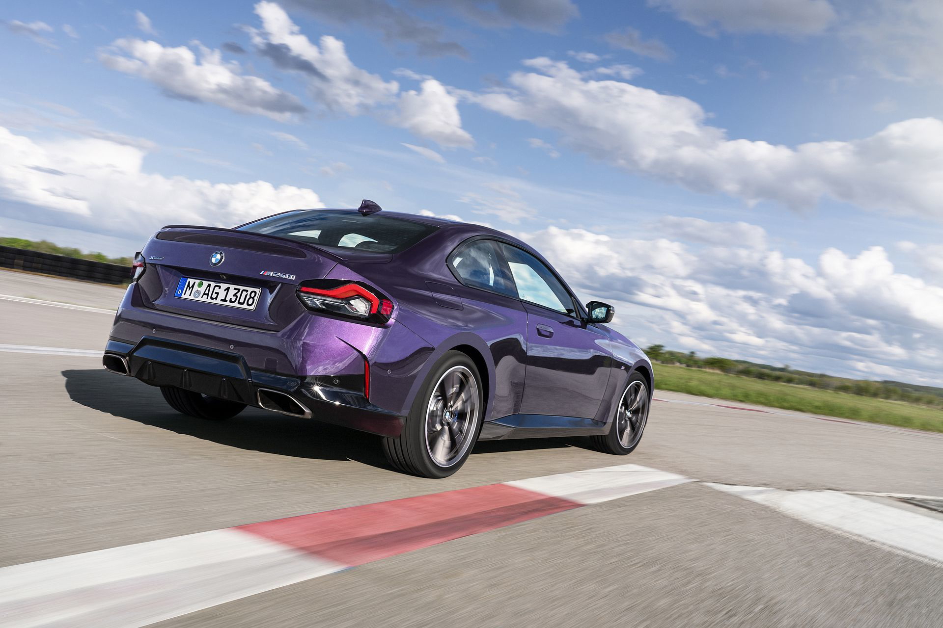 BMW Serie 2 captado en pleno dinamismo, realzando su silueta deportiva.