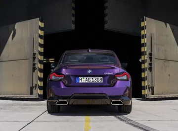 Vista trasera del BMW Serie 2 destacando su diseño y líneas deportivas.