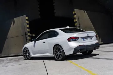 Vista trasera y lateral del BMW Serie 2, destacando su diseño deportivo.