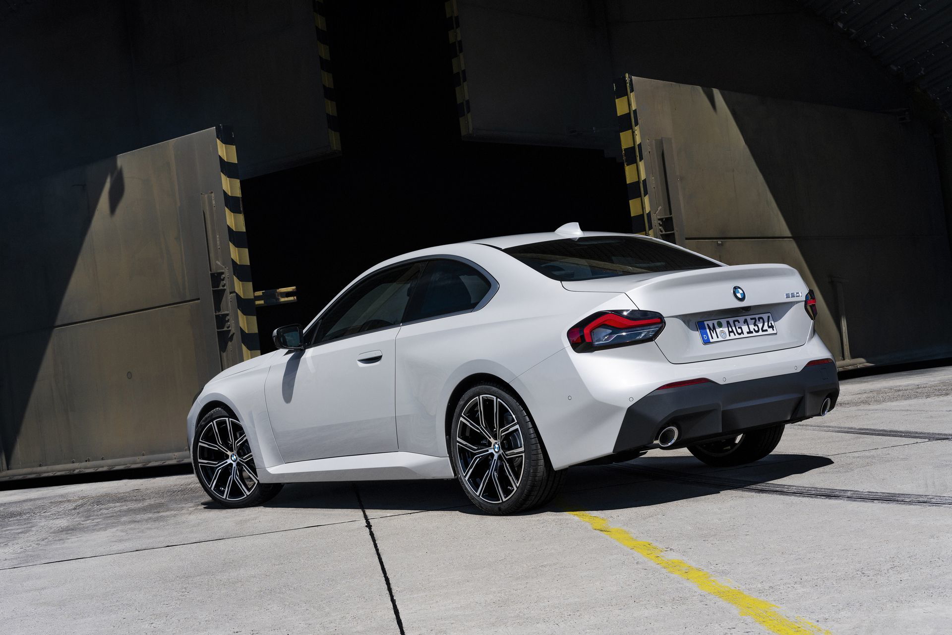 Vista trasera y lateral del BMW Serie 2, destacando su diseño deportivo.