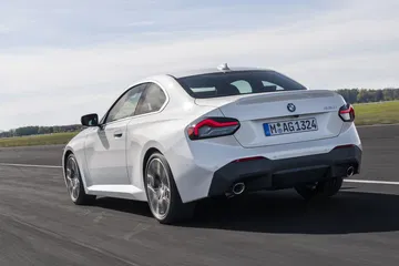 Vista trasera y lateral del BMW Serie 2 demostrando su dinámica silueta.