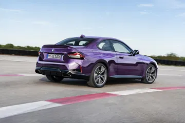 Vista dinámica del BMW Serie 2 mostrando su línea trasera y lateral.