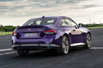 Vista trasera y lateral del BMW Serie 2, destacando su diseño deportivo.