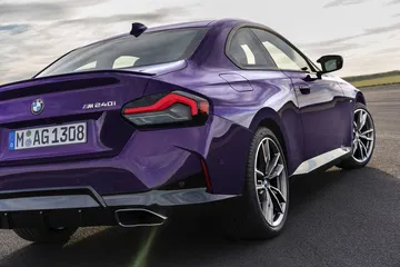 Vista trasera y lateral del BMW Serie 2 destacando su dinámico diseño.