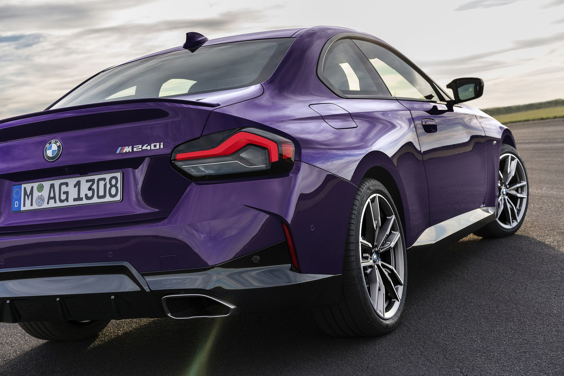 Vista trasera y lateral del BMW Serie 2 destacando su dinámico diseño.